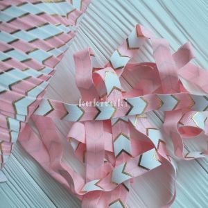 Лента эластичная Белые стрелки на розовом