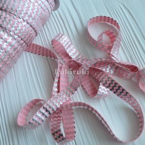 Лента эластичная Серебряный зигзаг на розовом